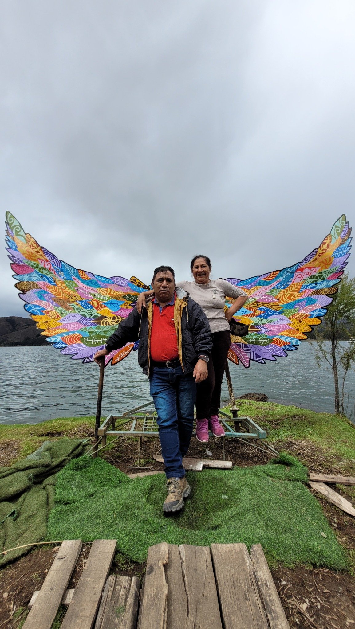 Valentín y Lourdes juntos junto al lago